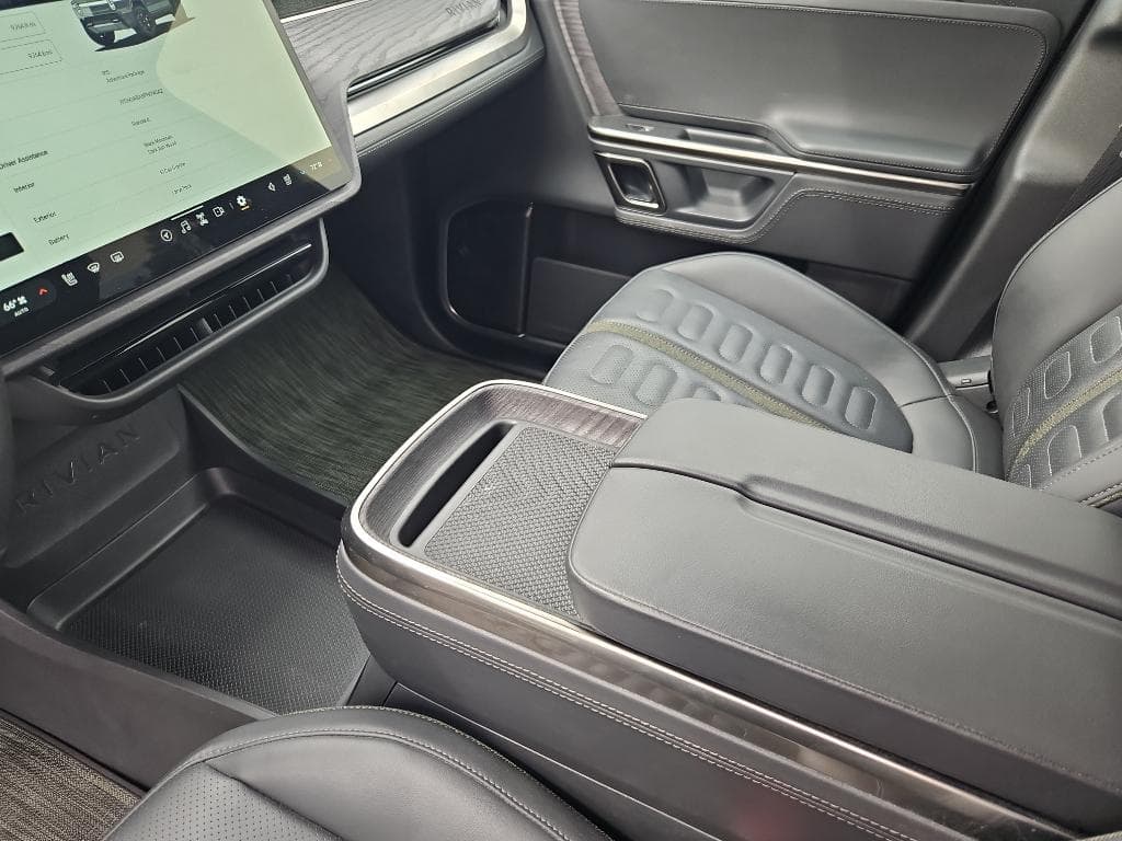 2023 Rivian R1S view 14