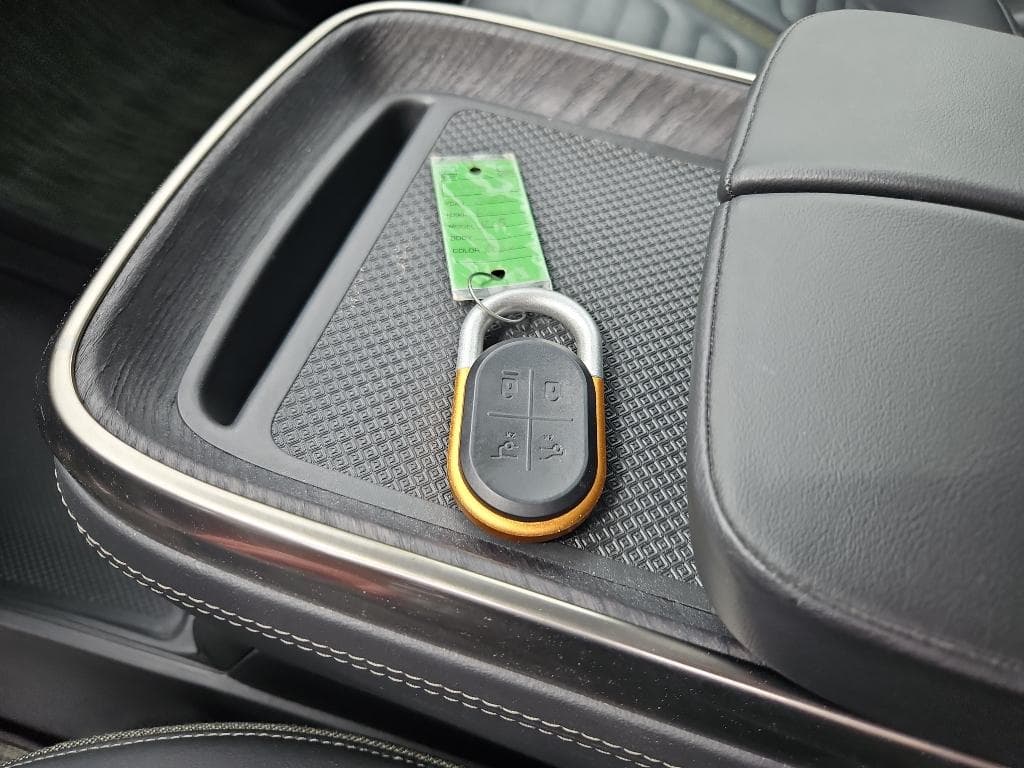 2023 Rivian R1S view 16