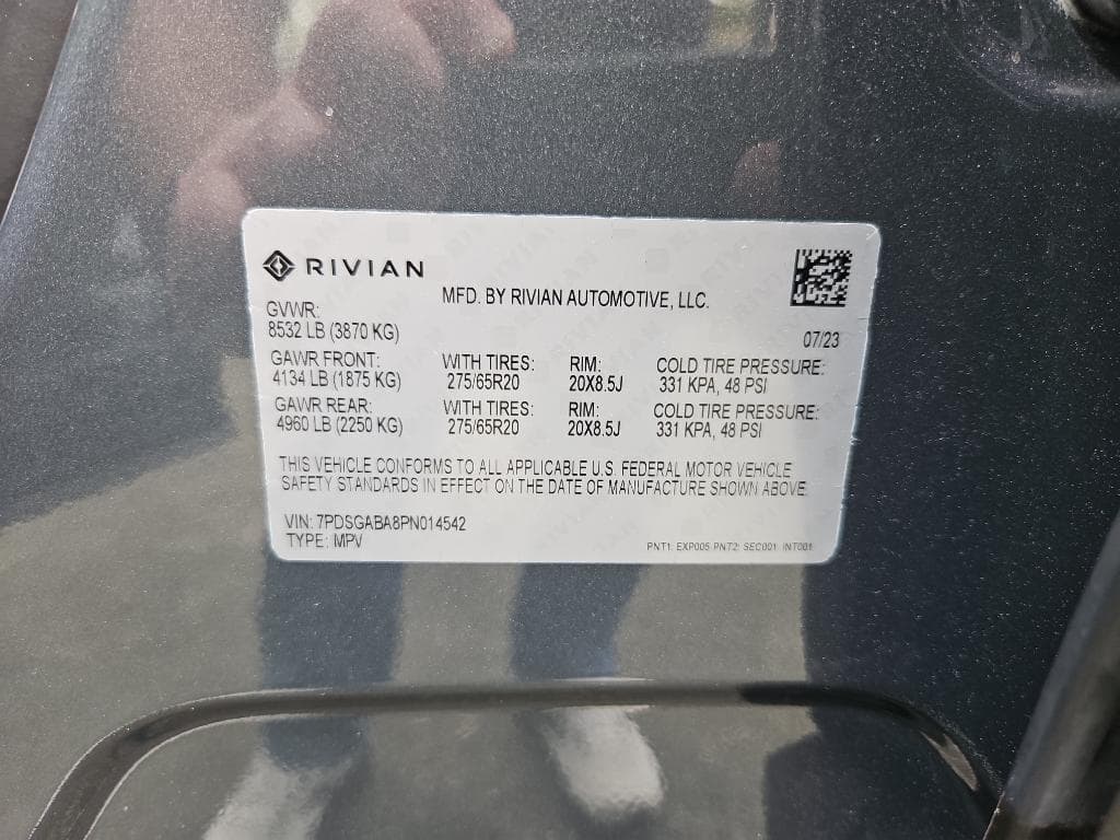 2023 Rivian R1S view 26