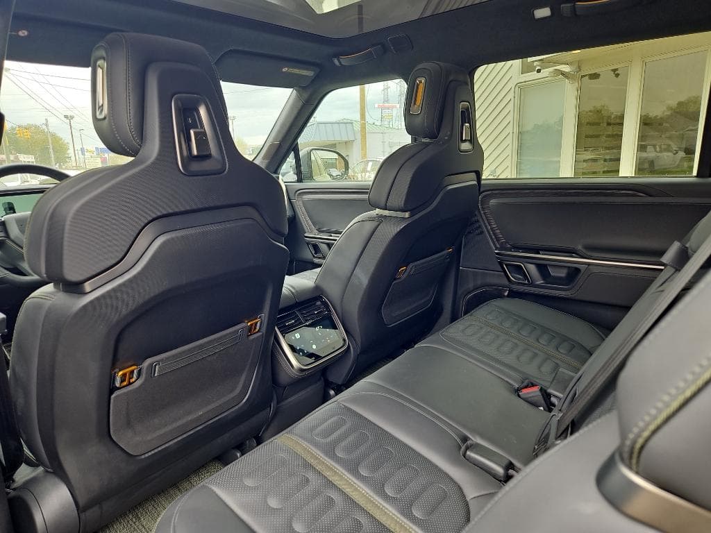 2023 Rivian R1S view 19