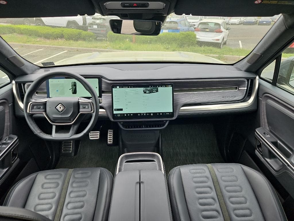 2023 Rivian R1S view 13