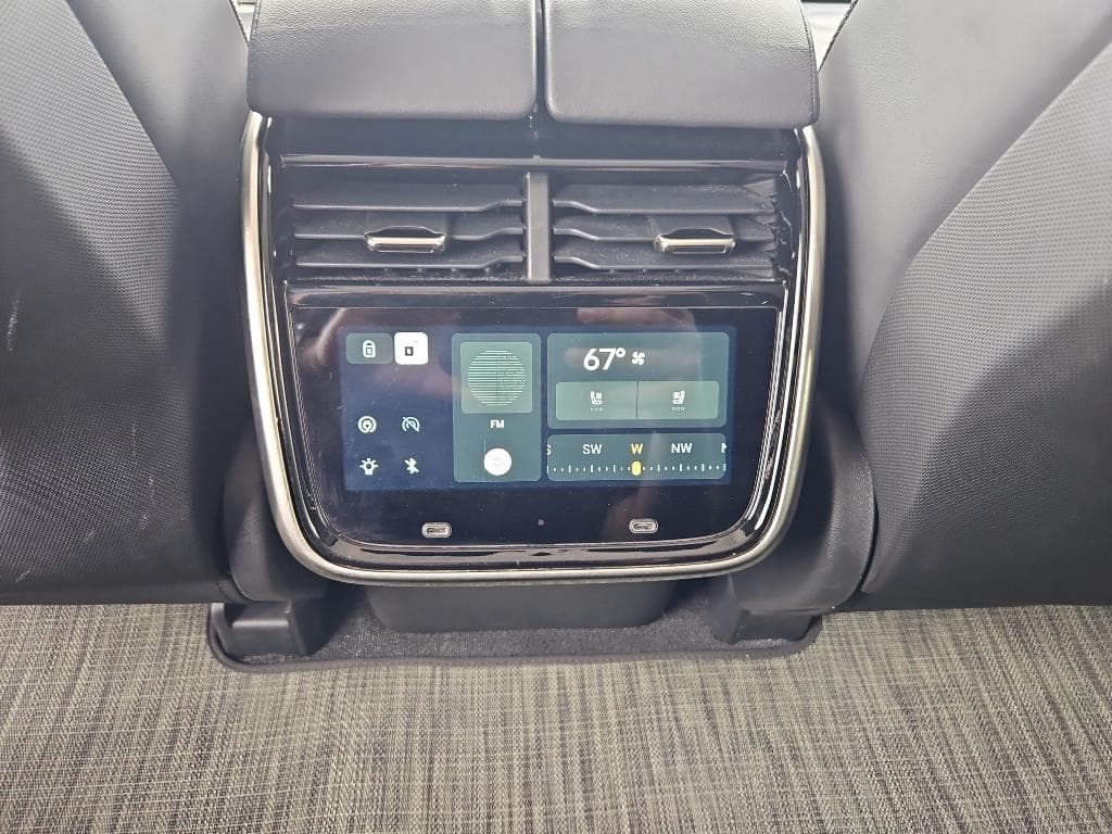 2023 Rivian R1S view 22