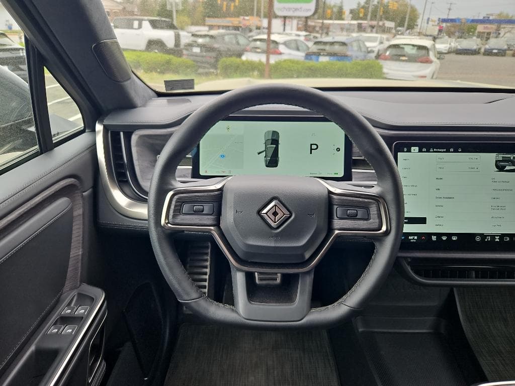 2023 Rivian R1S view 8