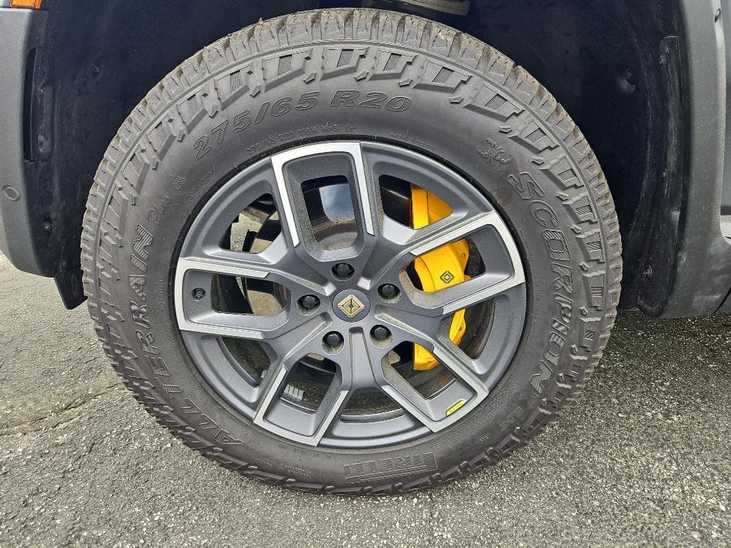 2023 Rivian R1S view 28