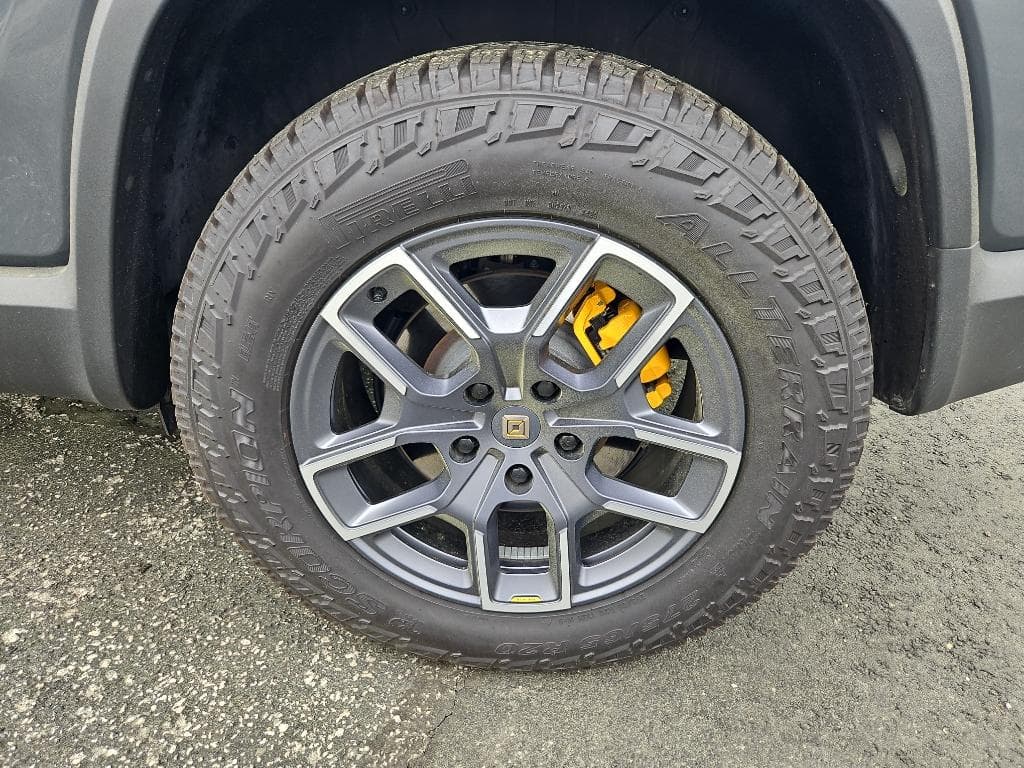 2023 Rivian R1S view 30