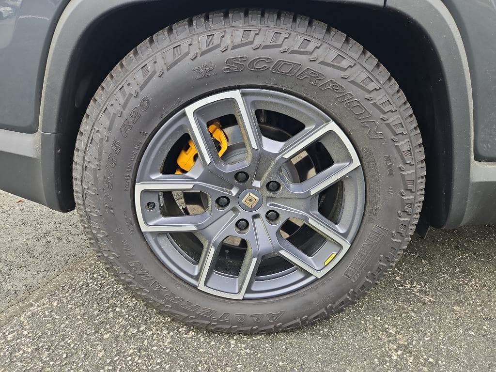 2023 Rivian R1S view 32