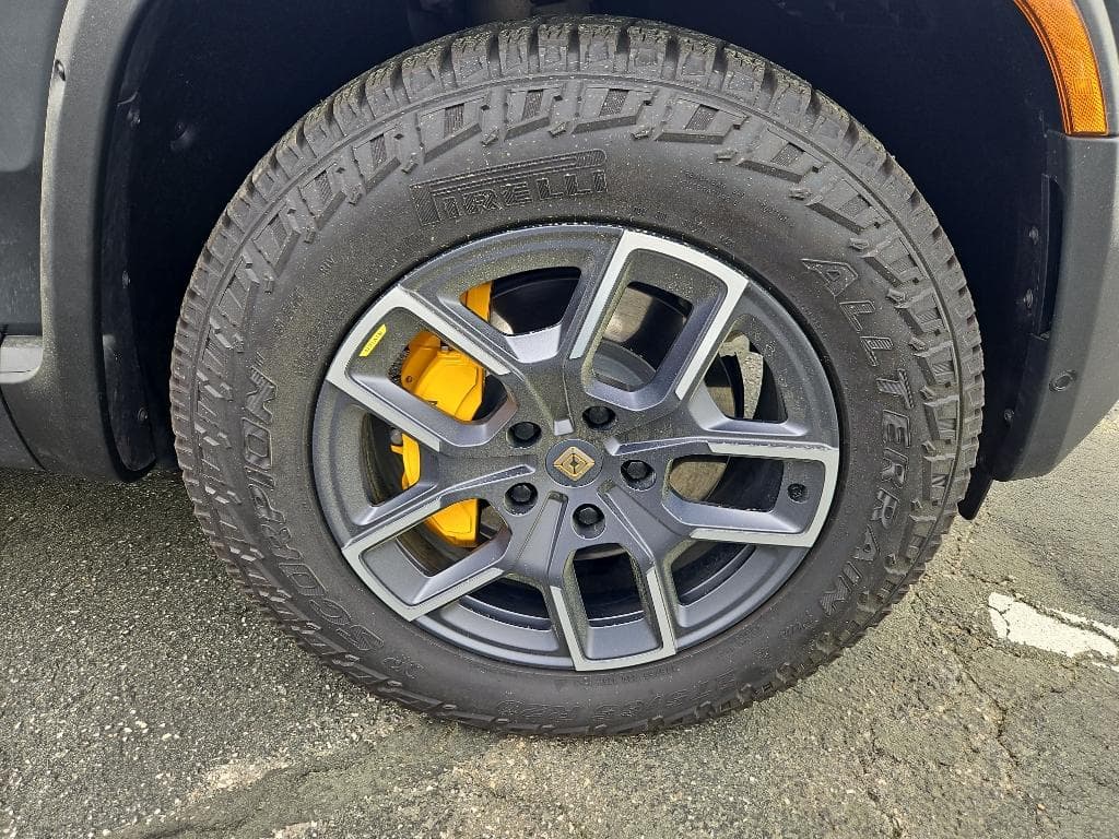 2023 Rivian R1S view 34