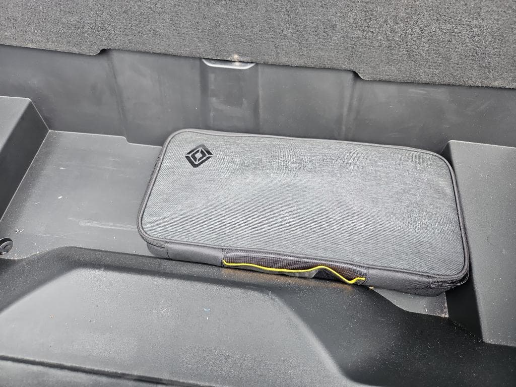 2023 Rivian R1S view 6