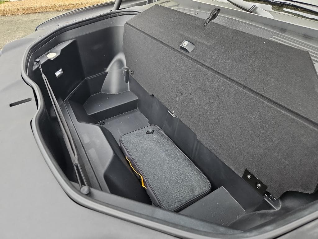 2023 Rivian R1S view 25