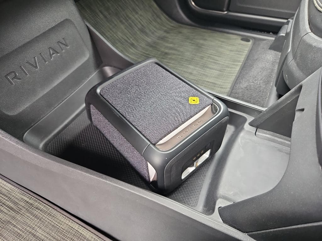 2023 Rivian R1S view 15