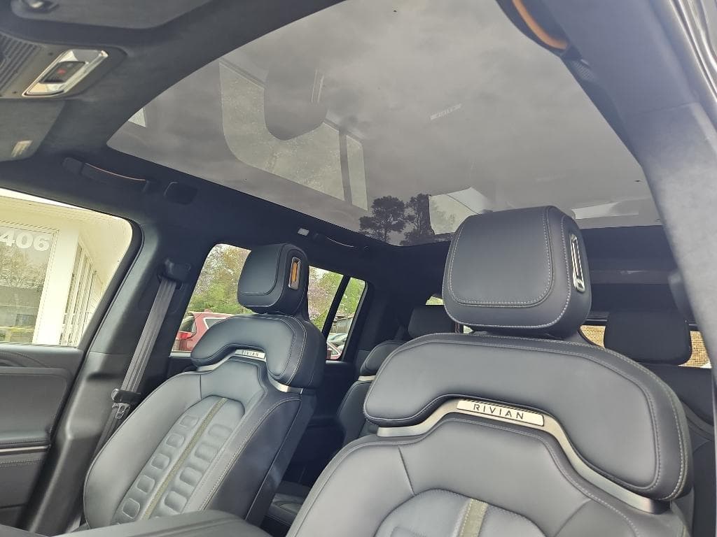 2023 Rivian R1S view 17