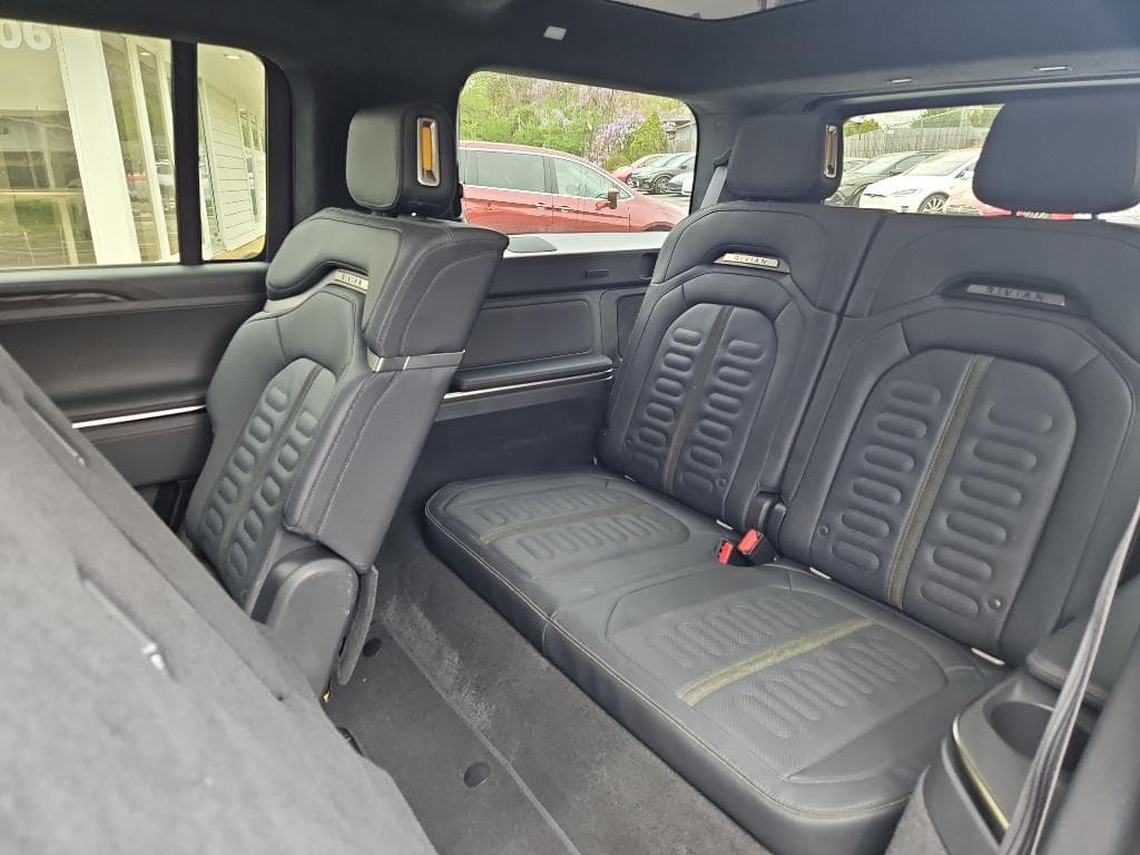 2023 Rivian R1S view 20