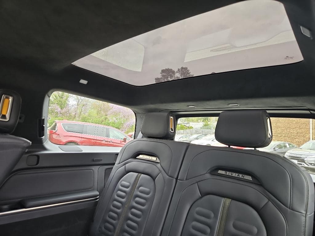 2023 Rivian R1S view 21