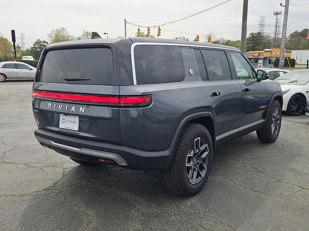 2023 Rivian R1S view 3