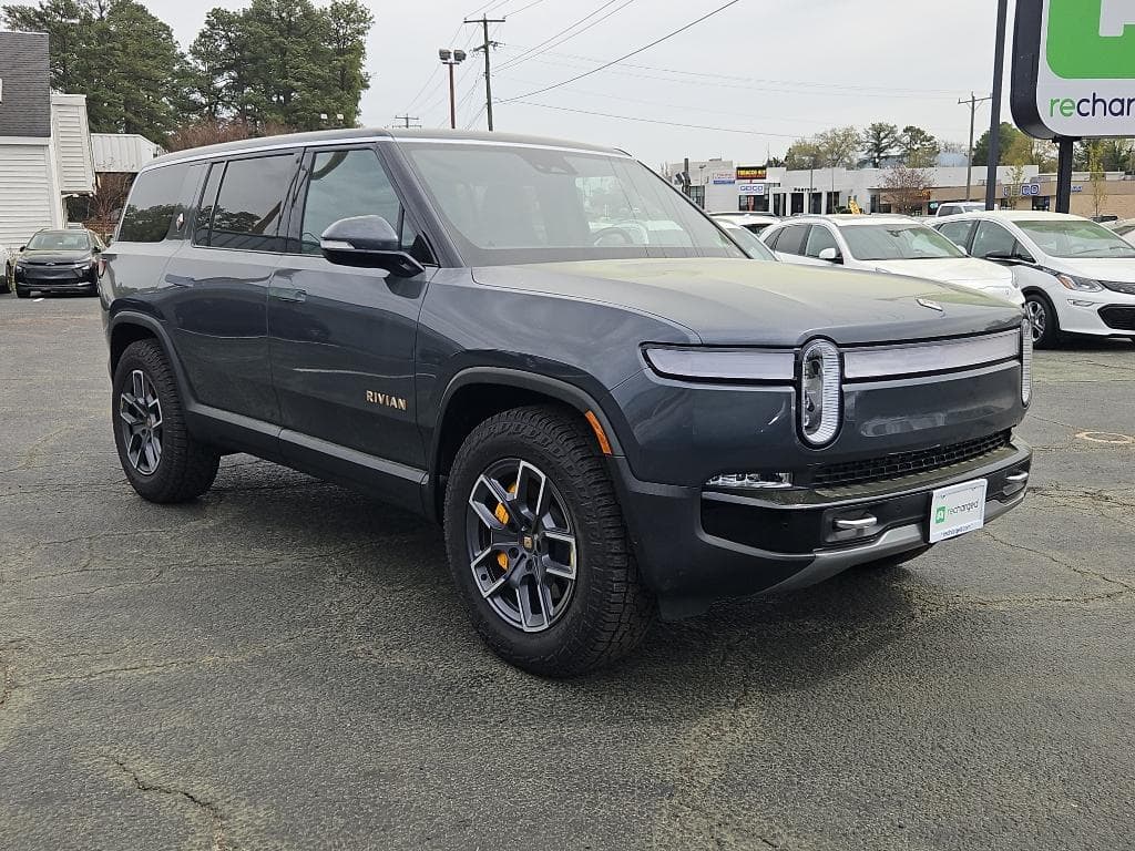 2023 Rivian R1S view 4