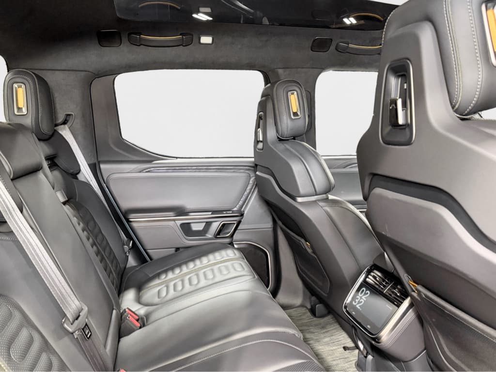 2022 Rivian R1T view 21
