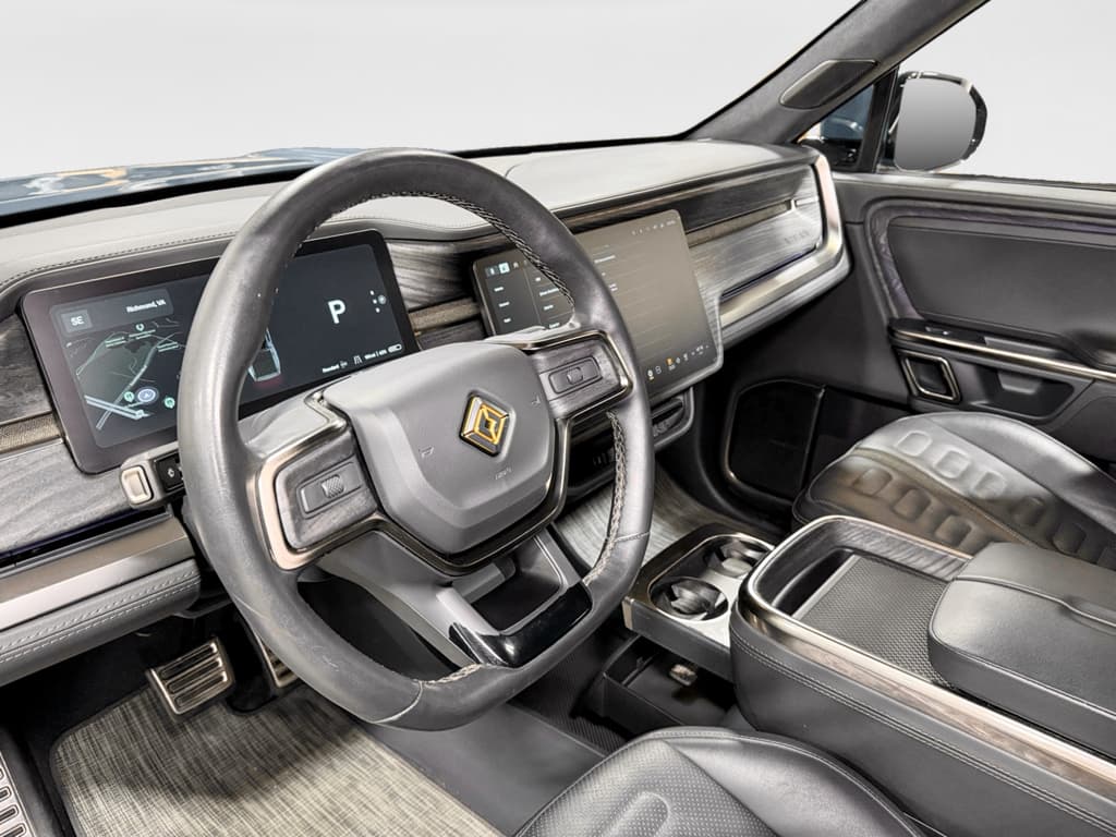 2022 Rivian R1T view 18