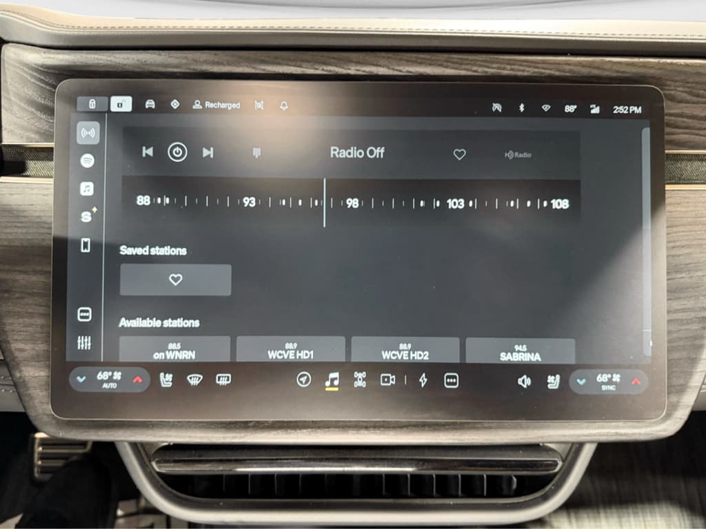 2022 Rivian R1T view 11