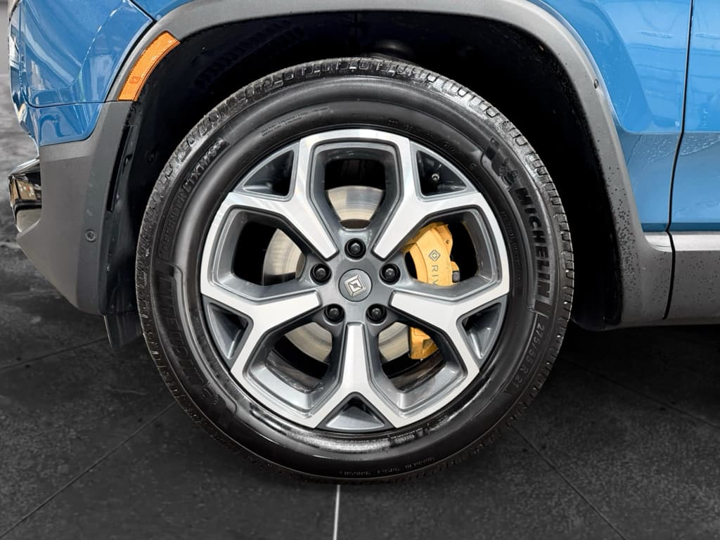 2022 Rivian R1T view 30