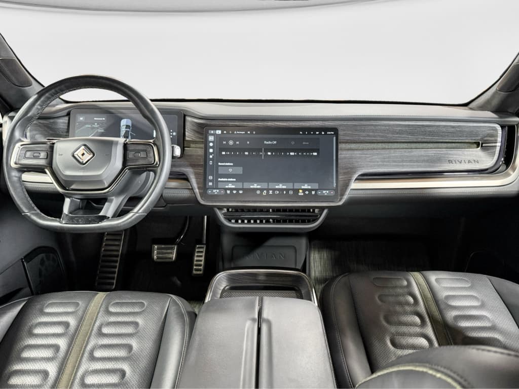 2022 Rivian R1T view 16
