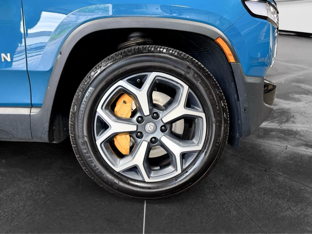 2022 Rivian R1T view 34