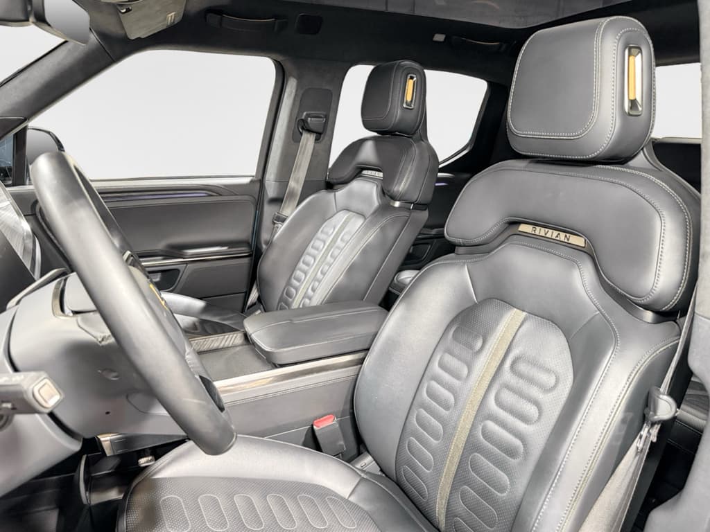 2022 Rivian R1T view 17