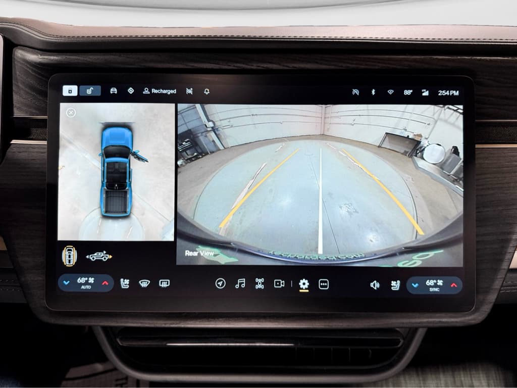 2022 Rivian R1T view 15