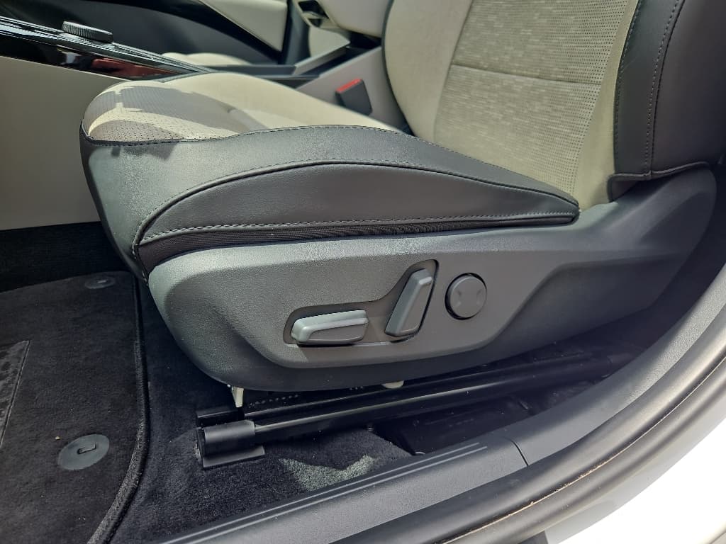 2023 Kia Niro EV view 6