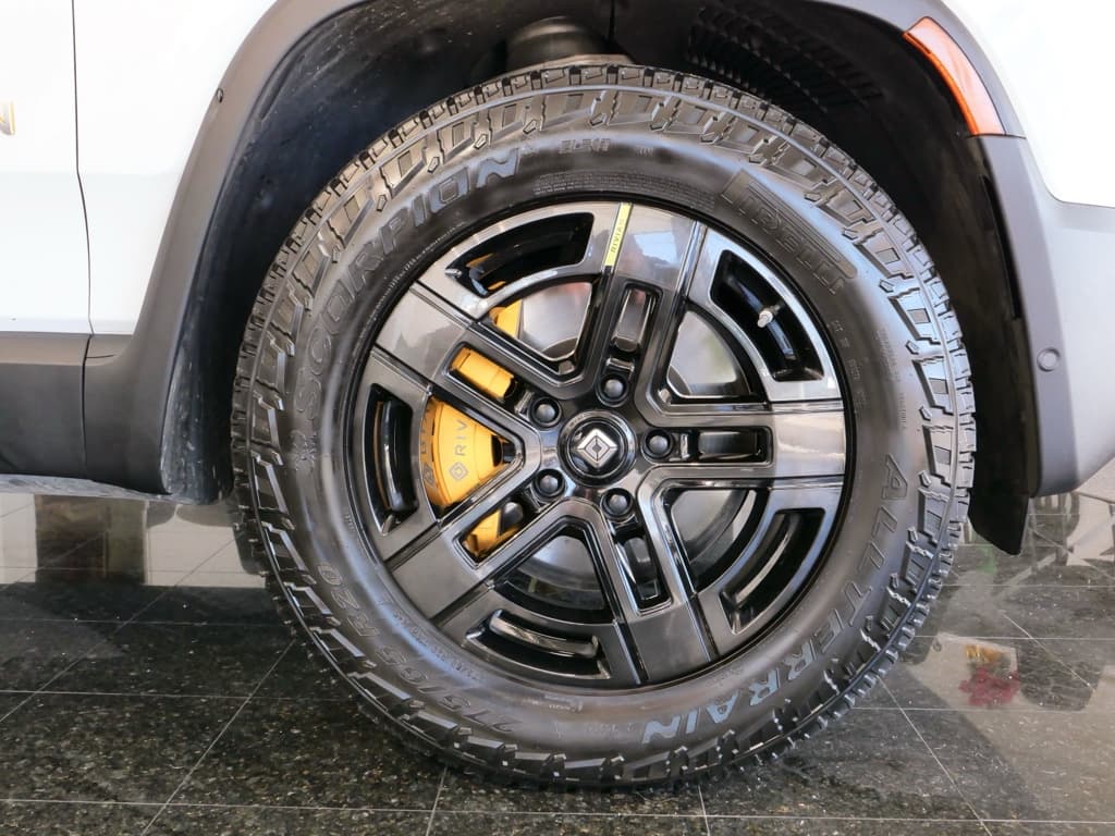 2022 Rivian R1T view 33