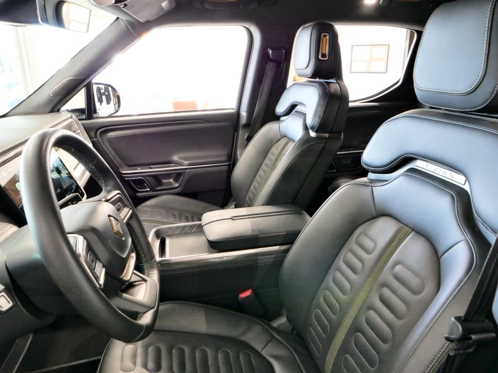 2022 Rivian R1T view 16