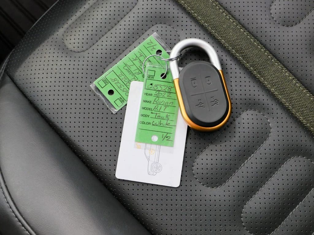 2022 Rivian R1T view 22