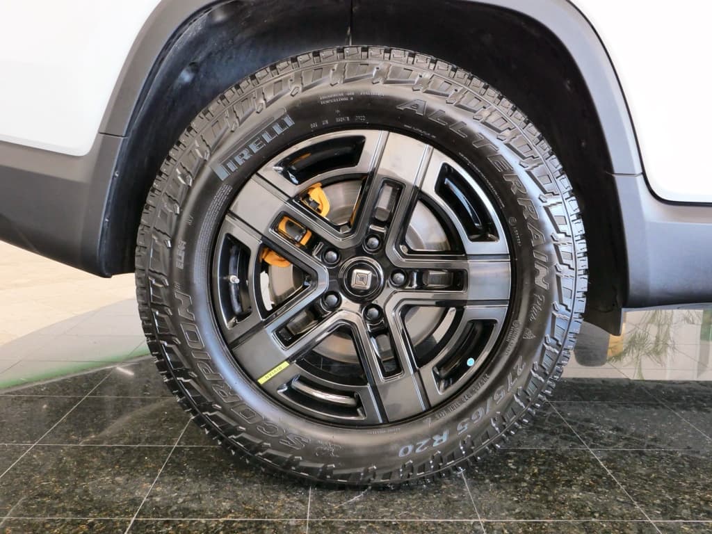 2022 Rivian R1T view 35