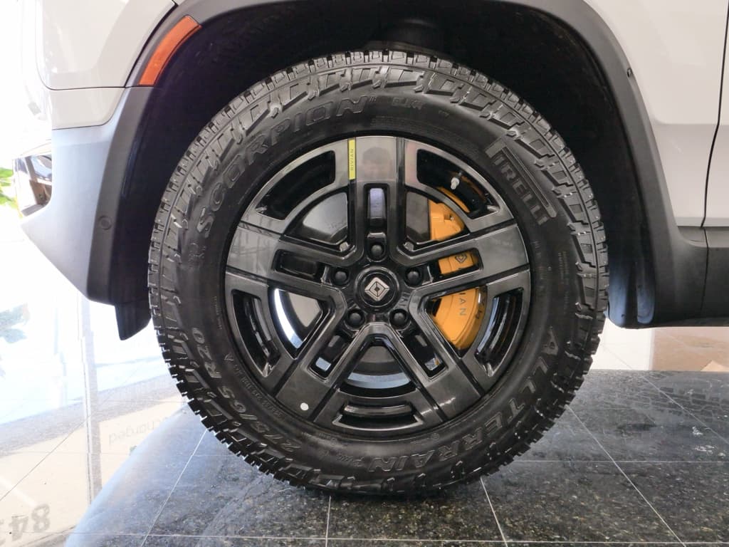 2022 Rivian R1T view 39