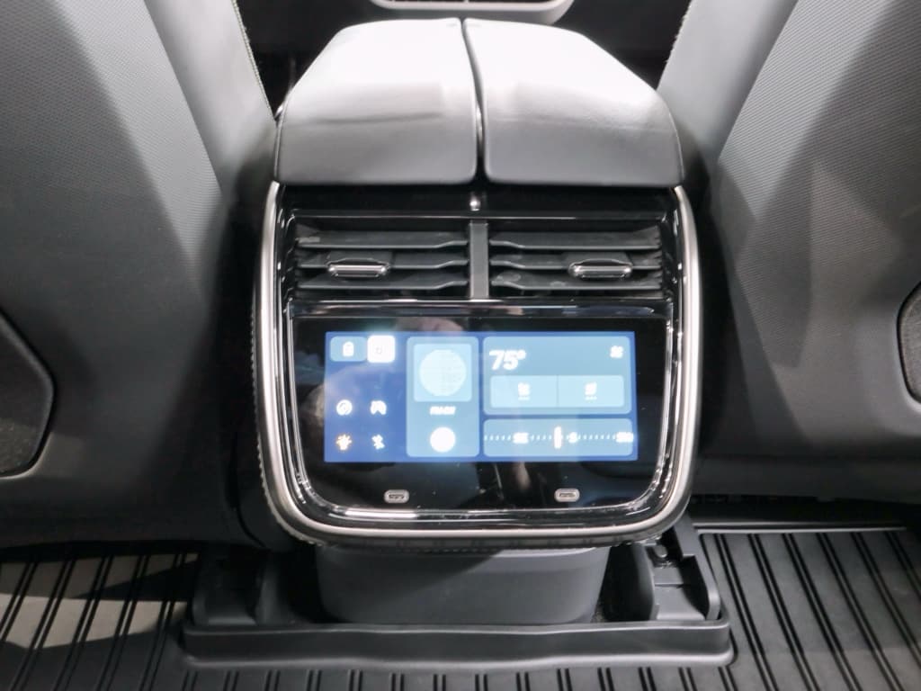 2022 Rivian R1T view 20