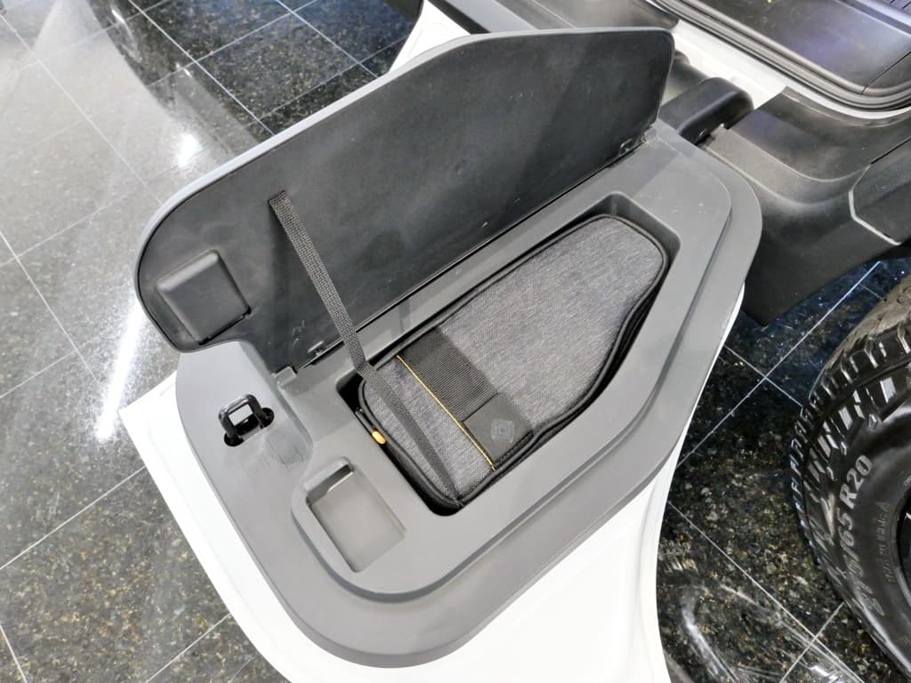 2022 Rivian R1T view 28