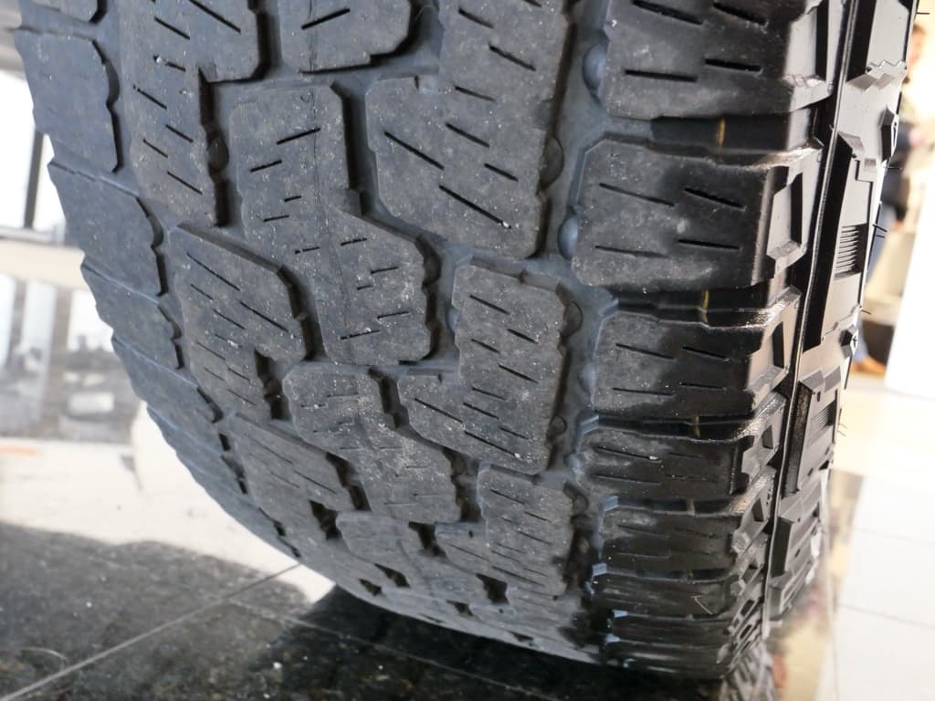 2022 Rivian R1T view 38