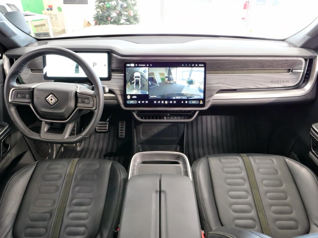2022 Rivian R1T view 15