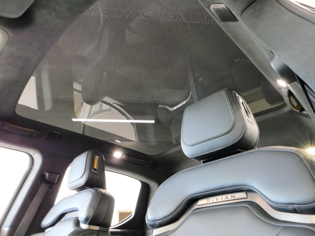 2022 Rivian R1T view 23