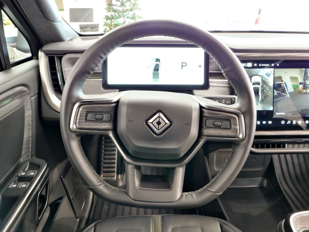 2022 Rivian R1T view 8