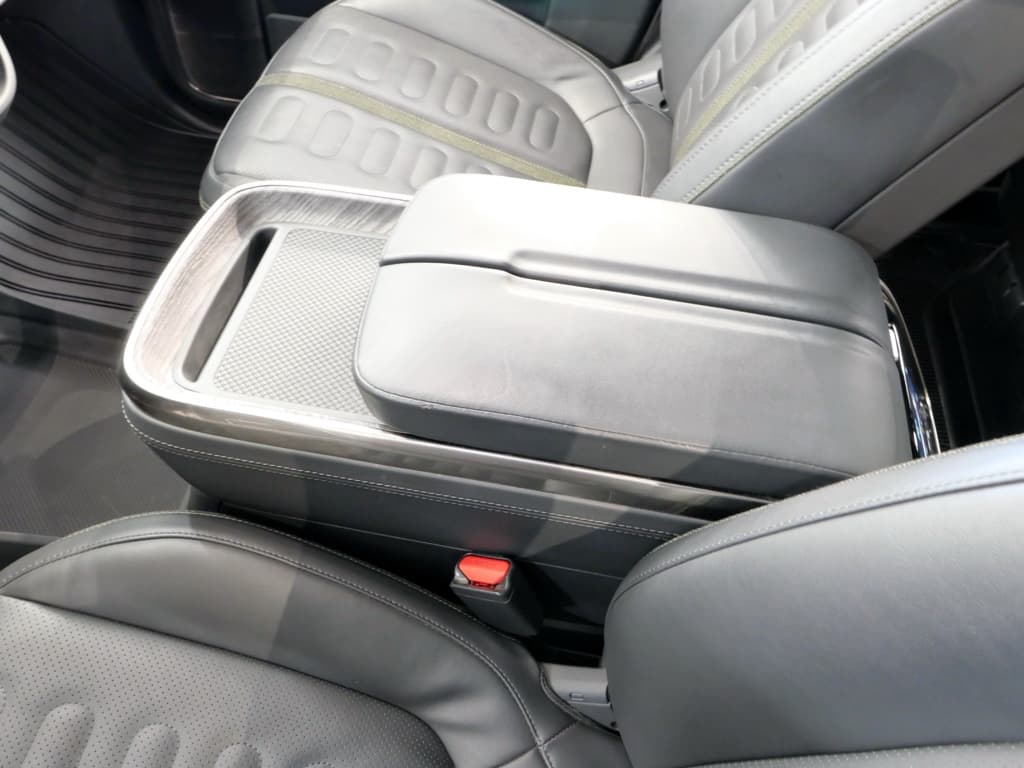 2022 Rivian R1T view 18