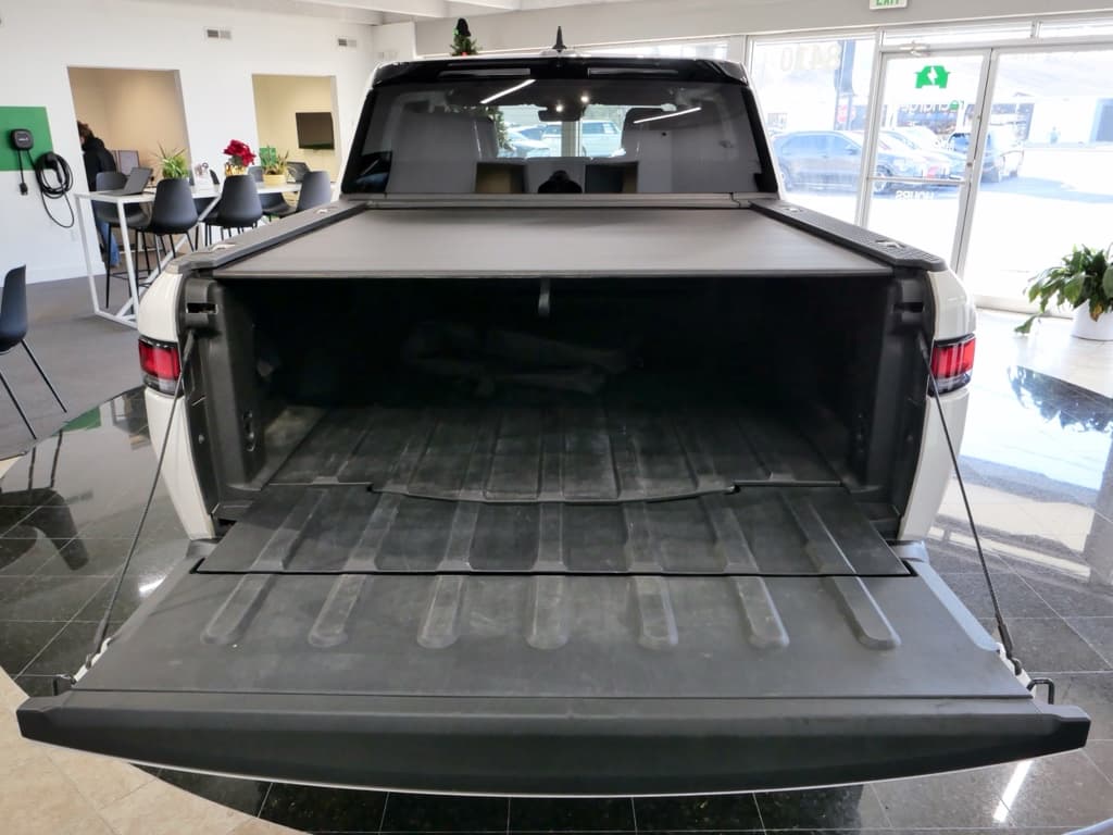 2022 Rivian R1T view 29