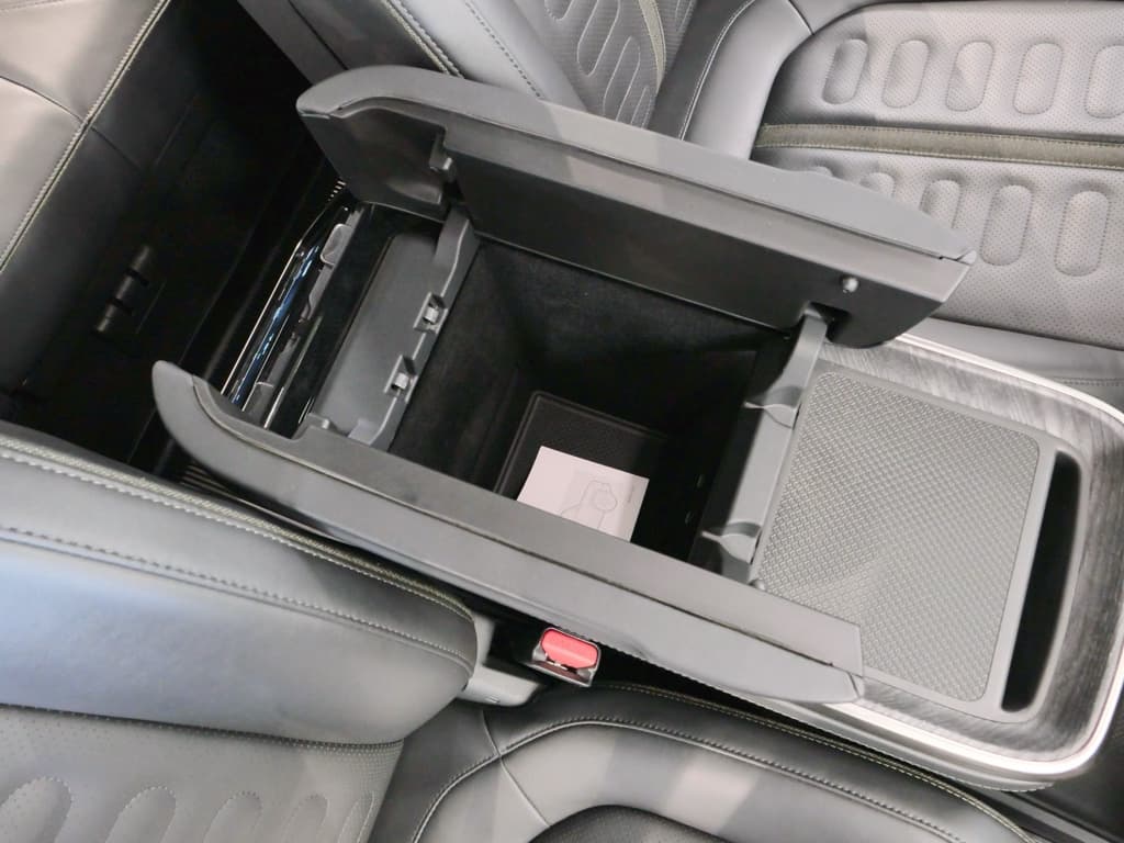 2022 Rivian R1T view 19