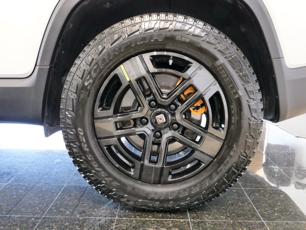 2022 Rivian R1T view 37