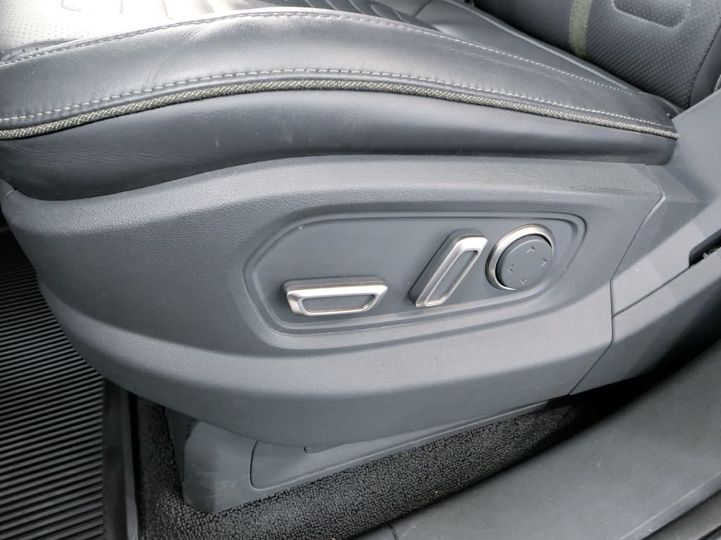 2022 Rivian R1T view 6