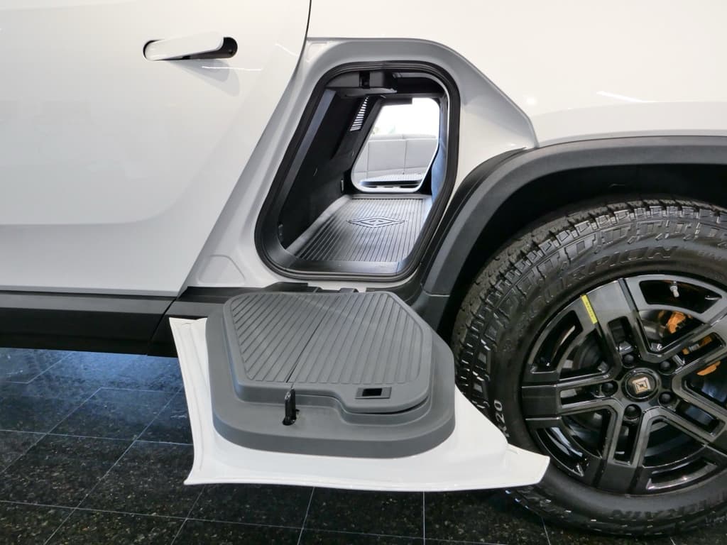 2022 Rivian R1T view 26