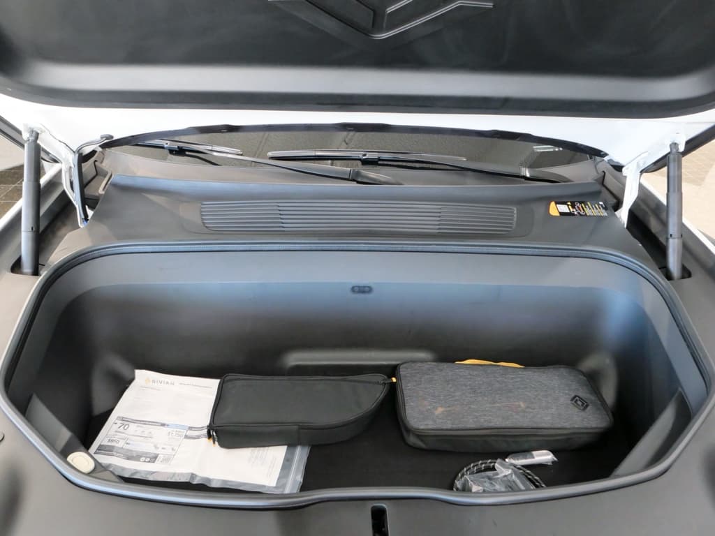 2022 Rivian R1T view 25