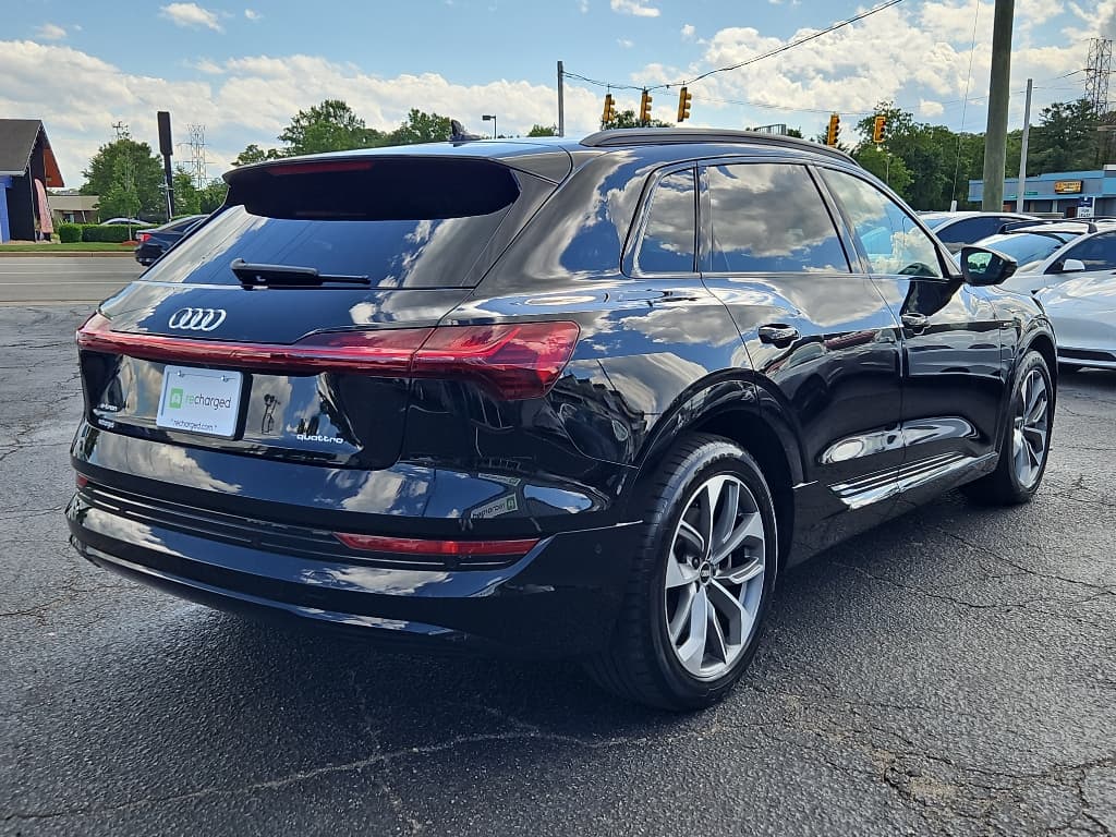 2021 Audi e-tron view 3