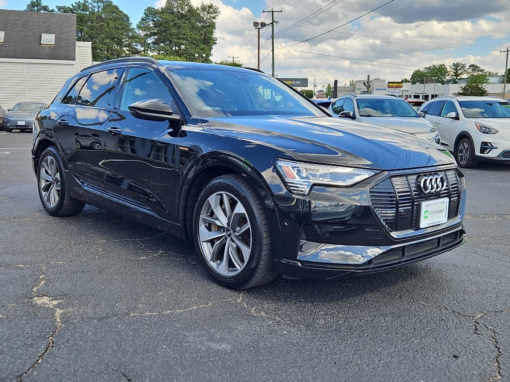 2021 Audi e-tron view 4