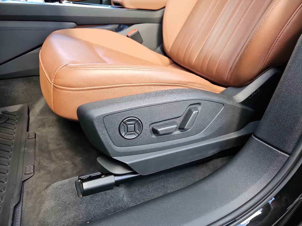 2021 Audi e-tron view 7