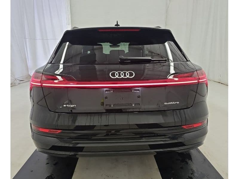 2021 Audi e-tron view 3